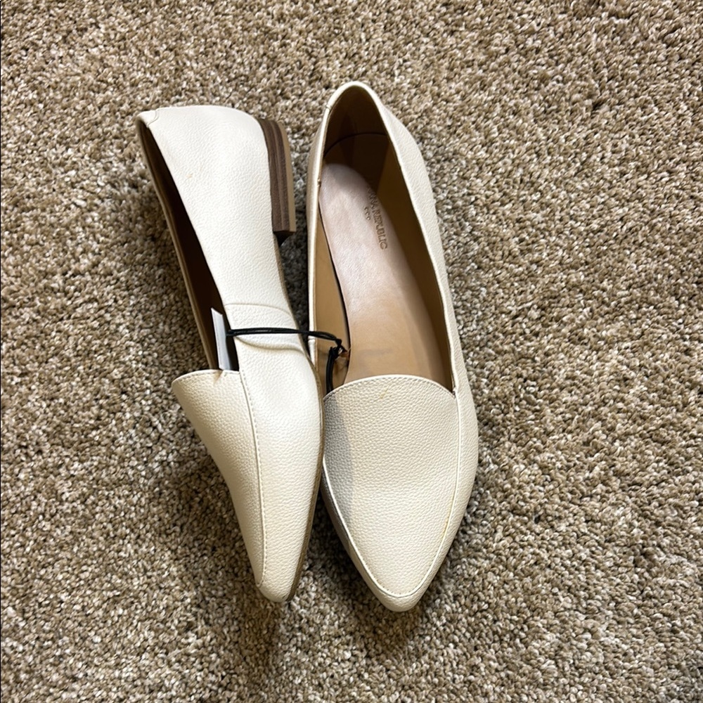 Banana Republic Cream Flats with Pointed Toe and Strap
